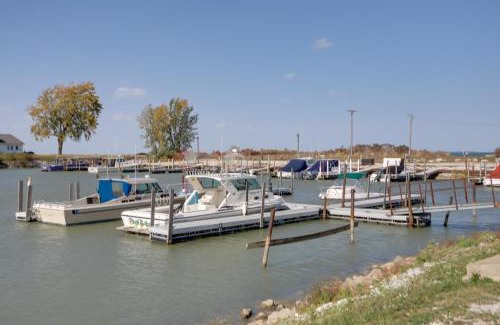 Oak Harbor Apartment | Pet-Friendly Oak Harbor Condo Walk to Lake!