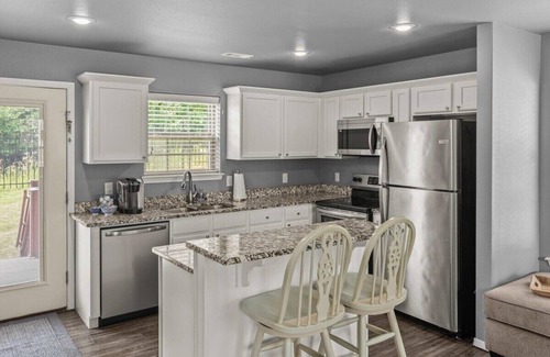 Fayetteville House | Pet-friendly Oasis: Near Uni & Park