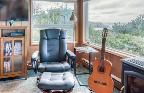 Depoe Bay House | Pet Friendly Oceanfront Cottage in Depoe Bay, with a Hot Tub and Amazing Views.