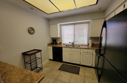 Casas Adobes House | Pet Friendly Omni Golf Course Views from Open floor plan with yard-garage