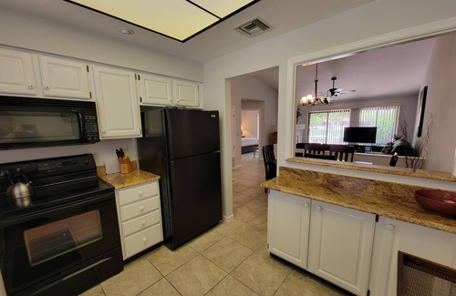 Casas Adobes House | Pet Friendly Omni Golf Course Views from Open floor plan with yard-garage