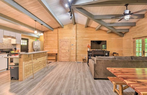 Otto Cabin | Pet-Friendly Otto Mountain Cabin w/Fireplace!