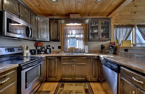 Eagle Mountain Cabin | Pet-Friendly Paradise: 3-Bedroom Cabin with Hot Tu
