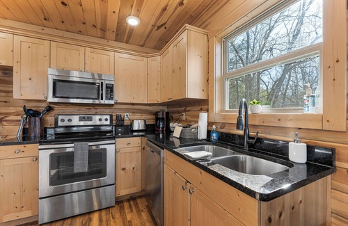 Jasper Cabin | Pet-Friendly Peaceful Cabin Near River w/Fire Pit + Hot Tub Sleeps 14