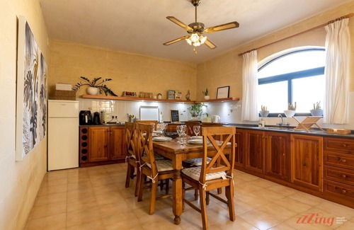 Birbuba Apartment | Pet Friendly Penthouse Rooftop Jacuzzi With Views
