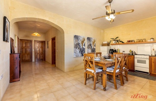 Birbuba Apartment | Pet Friendly Penthouse Rooftop Jacuzzi With Views