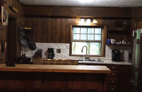 Cherokee Cabin | Pet Friendly, Polar Express, Hot tub, babbling creek