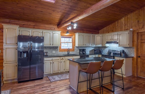 Logan Cabin | Pet-friendly pool lodge with 5 br, 3.5 ba!