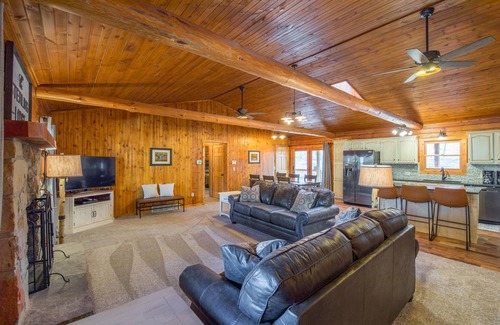 Logan Cabin | Pet-friendly pool lodge with 5 br, 3.5 ba!