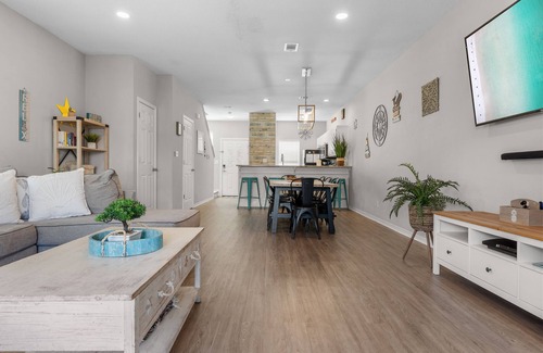 Miramar Beach House | Pet-Friendly, Pool View, 5-Min Walk to Beach & minute to Shops and outlet