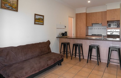Mildura House | Pet friendly private city townhouse with park at the rear, fully enclosed yard.