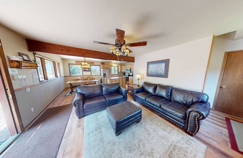 Dillon House | Pet Friendly! Private Hot Tub. Easy Drive to Dining, Shops, Concerts, Marina
