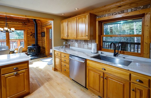 Waupaca Cabin | Pet friendly, Private Lot - Great for Families and Groups!
