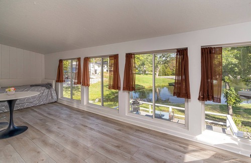 Marion House | Pet Friendly/Professional Host/Kayaks/Waterfront