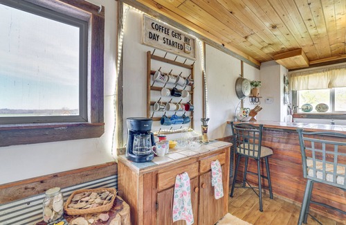 Powell Apartment | Pet-Friendly Purdy Home w/Horse Stables & Trails!