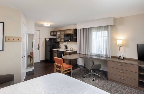 Anaheim Resort Hotel | Pet‑Friendly Queen Studio w/Kitchen, Parking, Gym, Pool - Near Disneyland!