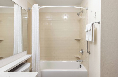 Anaheim Resort Hotel | Pet‑Friendly Queen Studio w/Kitchen, Parking, Gym, Pool - Near Disneyland!
