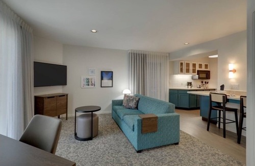 Sunnyvale Resort | Pet Friendly Queen Suite, Pool and Gym Access! Near Shoreline Amphitheatre