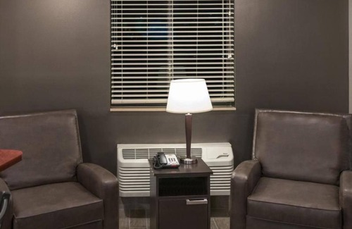 Kalispell Hotel | Pet-Friendly Retreat w/Full Kitchen Ideal for Glacier Park Adventures!