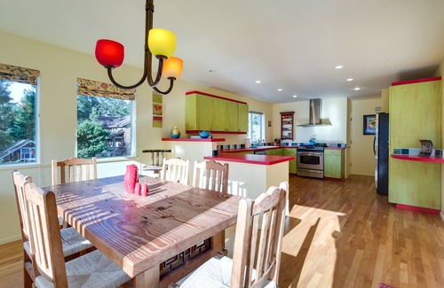 Manzanita House | Pet Friendly Retreat - 2 Blks To Beach & Town, W/Wifi, Hot Tub & Frplc, MCA#1284