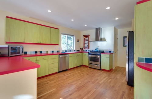 Manzanita House | Pet Friendly Retreat - 2 Blks To Beach & Town, W/Wifi, Hot Tub & Frplc, MCA#1284