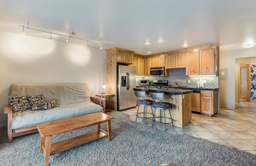Bend Condo | Pet Friendly Riverfront Condo, Downtown Bend