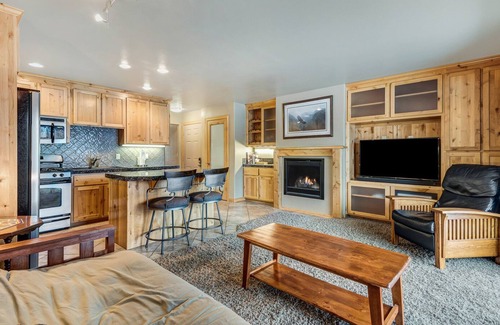 Bend Condo | Pet Friendly Riverfront Condo, Downtown Bend