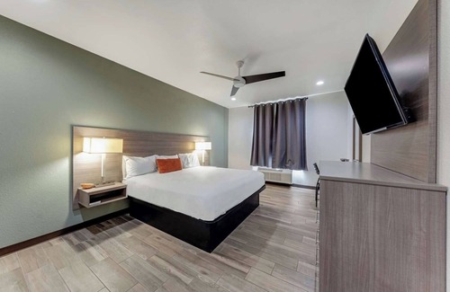 Nevada Street Hotel | Pet-Friendly Room Near The Alamo w/Free Breakfast Included - DT Location