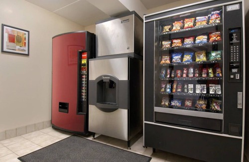 North Canton House | Pet-Friendly Room Adjacent to Westfield Belden Village Mall, Super Convenient