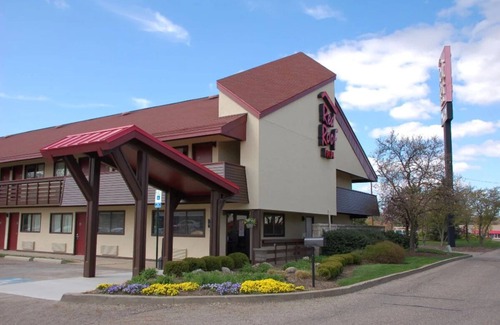 North Canton House | Pet-Friendly Room Adjacent to Westfield Belden Village Mall, Super Convenient
