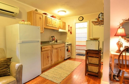 Almond House | Pet Friendly! Rustic Ridge Retreat
