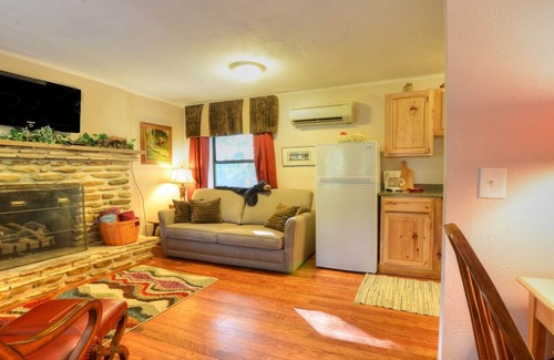 Almond House | Pet Friendly! Rustic Ridge Retreat