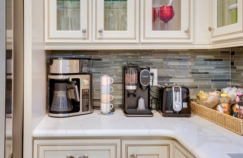 Salem Apartment | Pet-Friendly Salem Apartment w/Shared Deck!