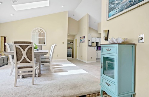 Surfside Beach House | Pet Friendly- Sleeps 10 -Less than 1 mile to beach - hot tub & kayaks!