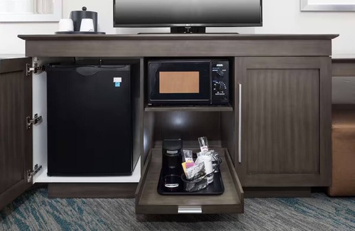 Downtown Fort Lauderdale Hotel | Pet-Friendly Stay with Pool Access and Complimentary Hot Breakfast Daily