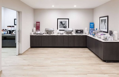 Downtown Fort Lauderdale Hotel | Pet-Friendly Stay with Pool Access and Complimentary Hot Breakfast Daily