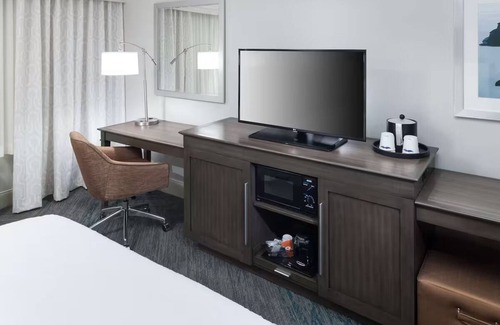 Downtown Fort Lauderdale Hotel | Pet-Friendly Stay with Pool Access and Complimentary Hot Breakfast Daily
