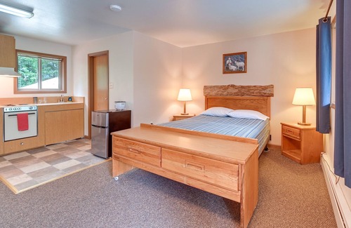 Cooper Landing Apartment | Pet-Friendly Studio Retreat ~ 12 Mi to Cooper Lake