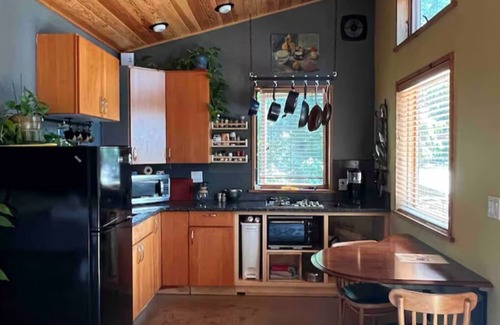 White Salmon Apartment | Pet friendly studio apartment in the woods near charming White Salmon