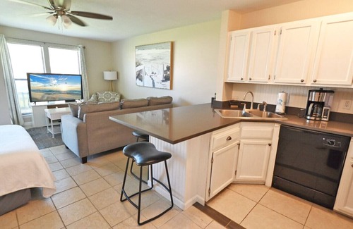 Holiday Isle Condo | Pet Friendly Studio Condo at Sandpiper Cove 8125 in Destin, FL Free Beach Service!