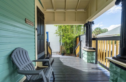Gainesville House | Pet friendly studio on 2nd level with a full bathroom and kitchen