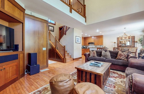 Mammoth Lakes House | Pet-Friendly, Stunning! On Golf Course! Hot Tub, Gas Grill, Washer/Dryer