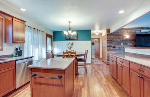Tomahawk House | Pet-Friendly Tomahawk Home: Deck & Private Hot Tub
