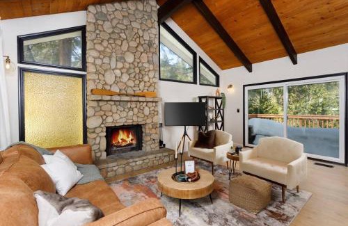 Twin Peaks House | Pet Friendly Treetop Cabin w/Deck & Forest Views