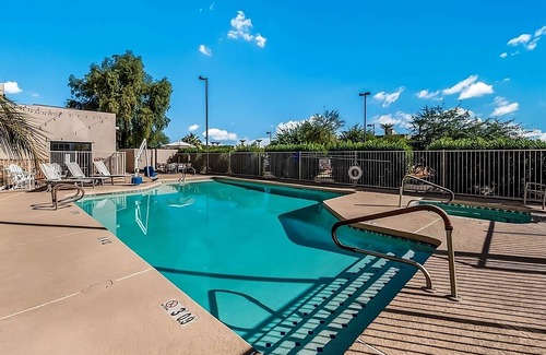 Palm Valley Hotel | Pet-Friendly Unit with Free Wifi, Free Parking, Pool, and Breakfast!