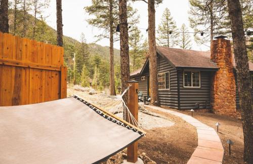 Green Mountain Falls House | Pet Friendly-Remodel Cabin-Hot Tub-Loft-Fireplaces