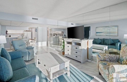 Thomas Drive Condo | Pet Friendly 20lbs or Under! Beach Front! PW509