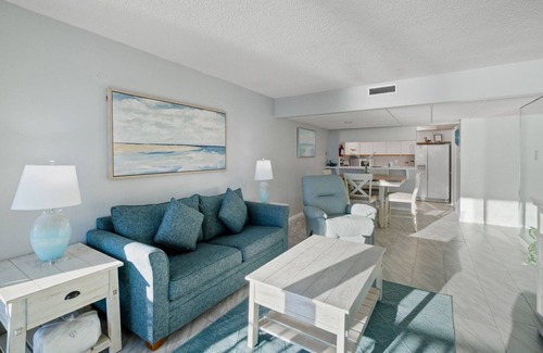 Thomas Drive Condo | Pet Friendly 20lbs or Under! Beach Front! PW509