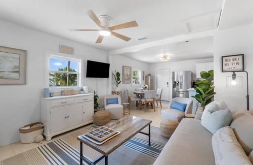 Kiska Beach House | PET FRIENDLY! CLOSE TO 3 BEACH ACCESS POINTS! PRIVATE POOL! 6 SEATER GOLF CART AVAILABLE! 4/2 BUNGALOW SLEEPS 10!