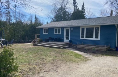 Saugeen Shores House | Pet friendly vacation home in Southampton - 4 bed - 2 bath - Shell Cottage